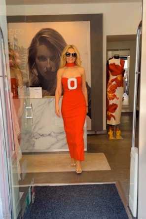VESTIDO VERMELHO FIVELA LANÇA PERFUME 