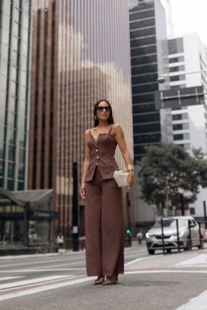 CONJUNTO TOP E CALÇAS CASTANHO DIMY 