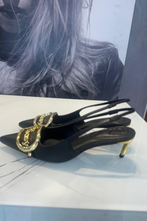 SAPATOS PRETOS LANÇA PERFUME 