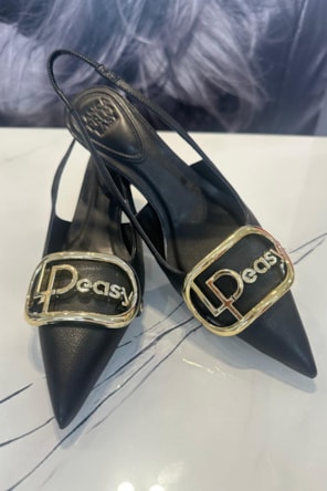 SAPATOS PRETOS LANÇA PERFUME 
