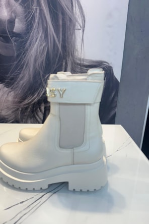 BOTAS BRANCAS LANÇA PERFUME 