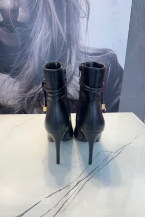 BOTIM COURO PRETO LANÇA PERFUME 