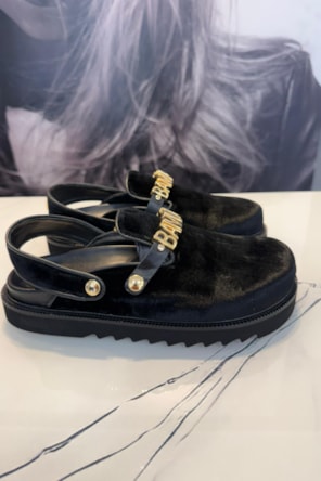 SAPATOS VELUDO PRETO BAMBURI 