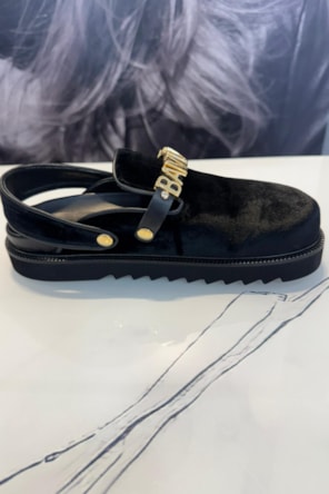 SAPATOS VELUDO PRETO BAMBURI 