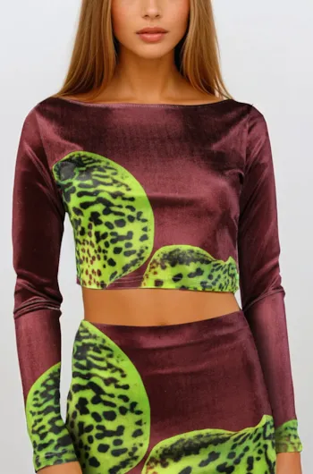 top-em-veludo-com-estampa-de-orquidea-look-roxo