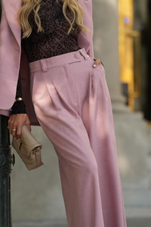 CALÇAS LARGAS COM PINÇAS SAHOCO 