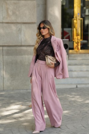 CALÇAS LARGAS COM PINÇAS SAHOCO 