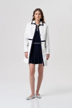 Casaco tipo sobretudo slim fit com abertura central e botões.