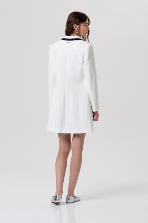 Casaco tipo sobretudo slim fit com abertura central e botões.