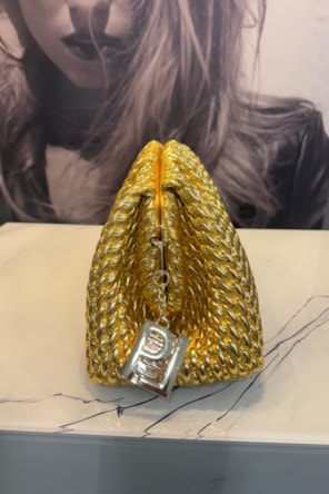 MALA OURO LANÇA PERFUME 