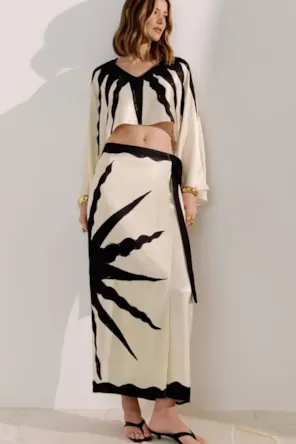 SAIA COMPRIDA ESTAMPA PRETA LANÇA PERFUME 