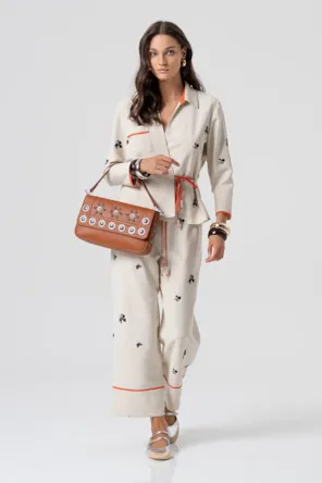 CALÇAS CORTE AMPLO E MOTIVOS FLORAIS FRACOMINA 